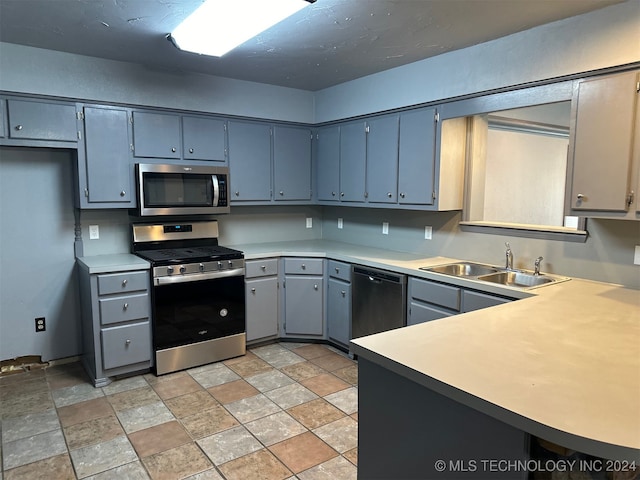 kitchen featuring stainless steel appliances, sink, and kitchen peninsula