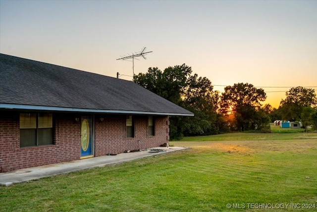 view of yard at dusk