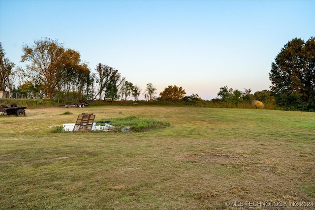 view of yard at dusk