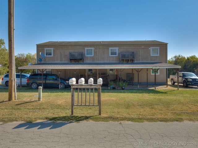 view of front of house featuring a front lawn