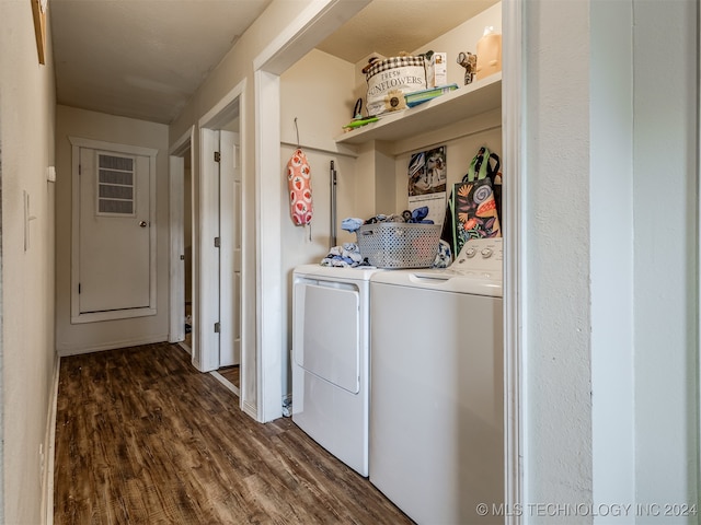 clothes washing area with dark wood-type flooring and independent washer and dryer