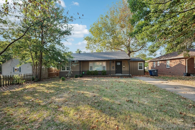 single story home featuring a front yard