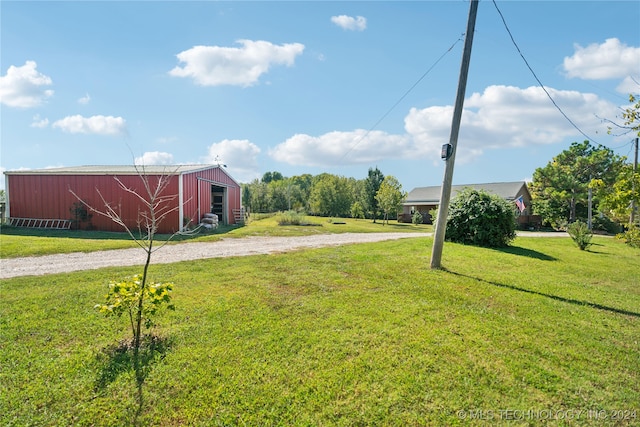 view of yard with an outbuilding