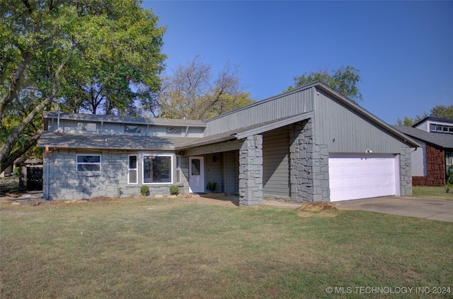 view of front of house featuring a garage and a front lawn