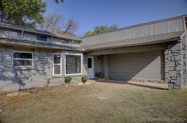 view of front of house featuring a front lawn