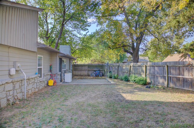 view of yard with a patio