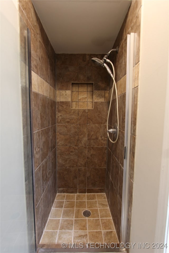 bathroom featuring a tile shower