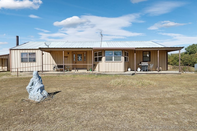 view of front of home featuring a front yard