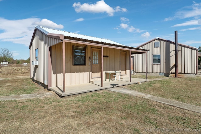 view of front of home featuring a front yard and cooling unit