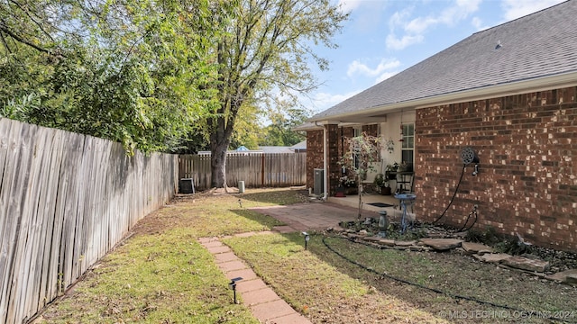 view of yard featuring a patio area