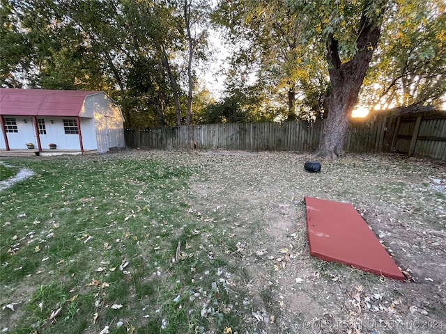 view of yard with an outdoor structure