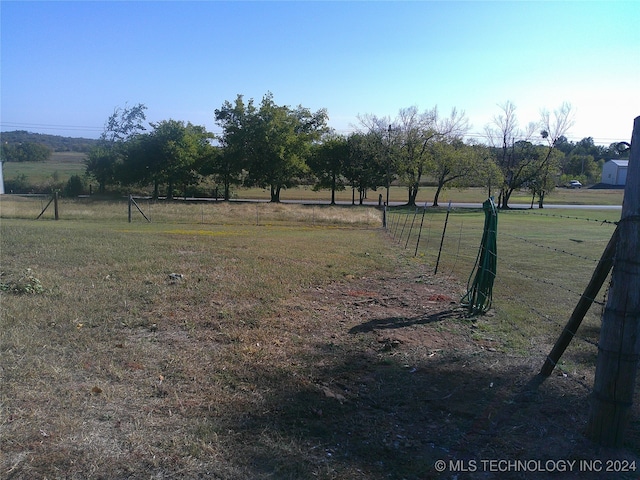 view of yard featuring a rural view