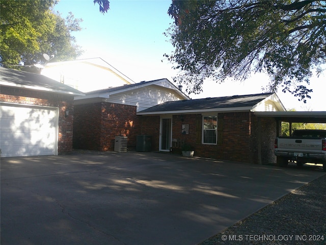 view of front facade with a garage