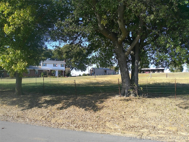 view of yard featuring a rural view