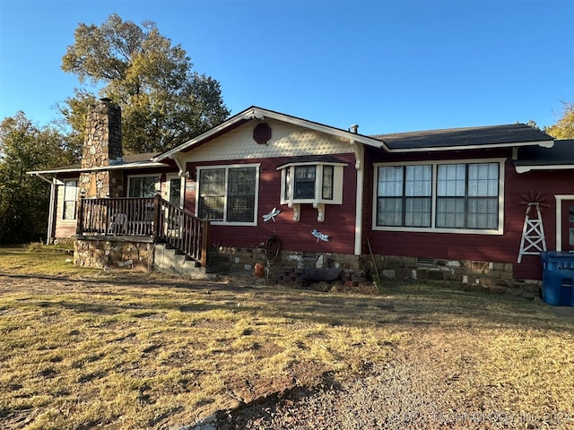 view of front of property with a front lawn