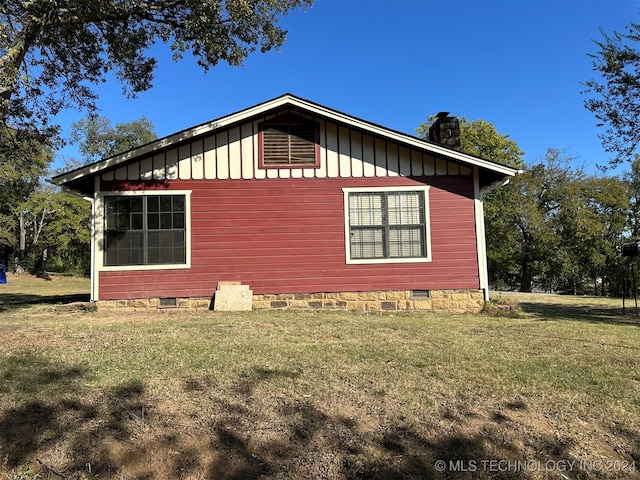 view of side of property featuring a lawn