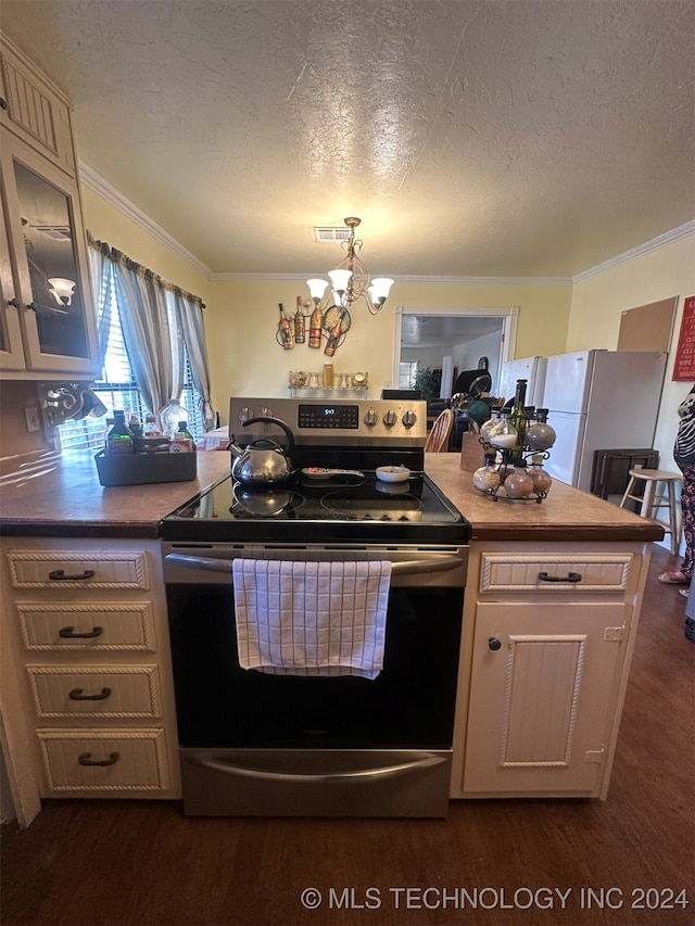 kitchen featuring a textured ceiling, crown molding, pendant lighting, electric range, and a chandelier