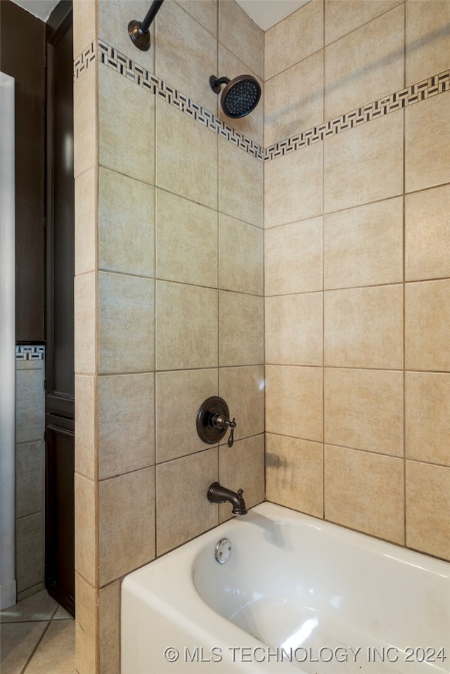 bathroom featuring tiled shower / bath combo