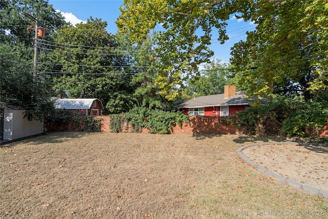 view of yard featuring a storage shed