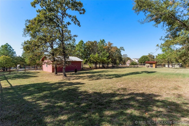 view of yard featuring a shed