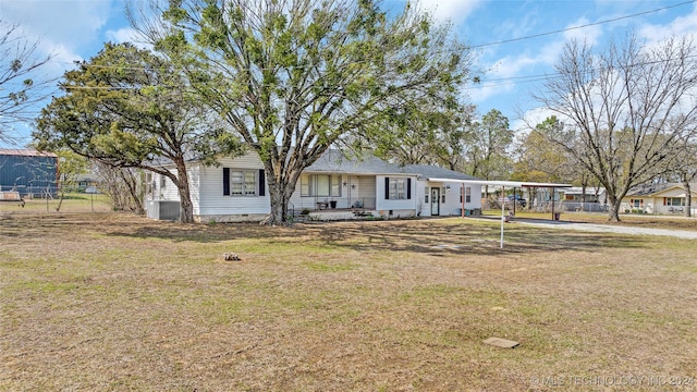 view of front of property featuring a front lawn