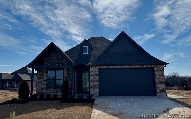 view of front facade featuring a garage