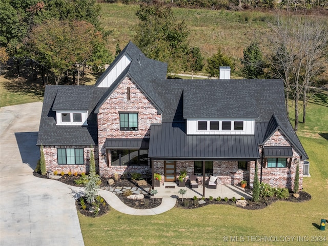 view of front of home featuring a patio and a front yard