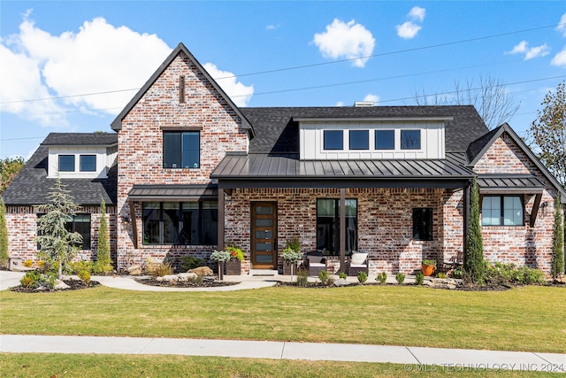 view of front of house featuring a front lawn