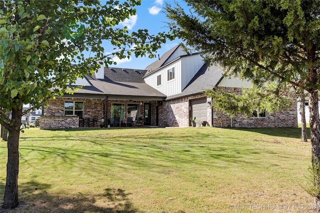 view of front facade featuring a front lawn