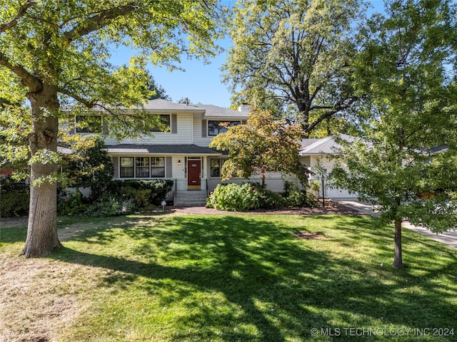 view of front of house featuring a front lawn