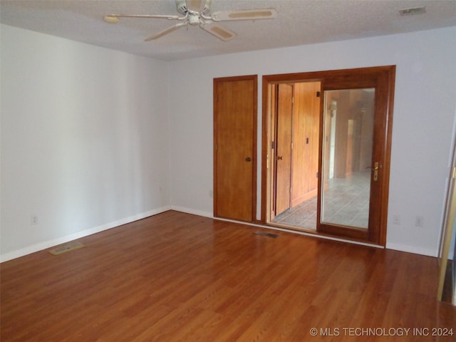 unfurnished bedroom featuring light hardwood / wood-style flooring, a textured ceiling, and ceiling fan