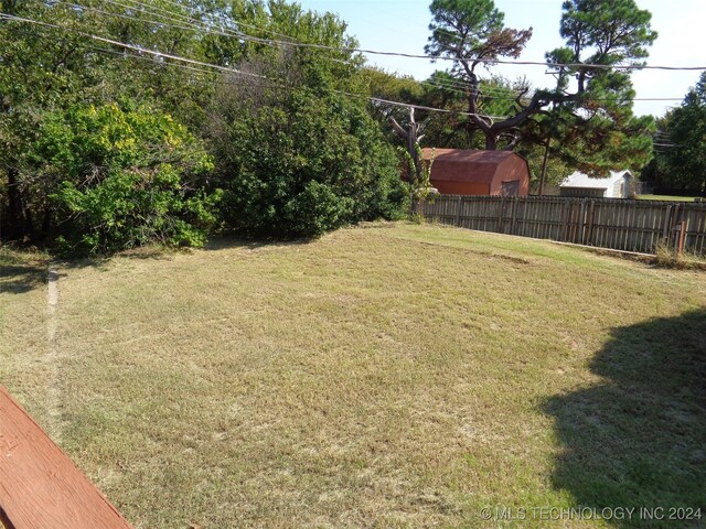 view of yard featuring a shed