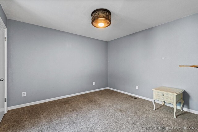 view of carpeted spare room