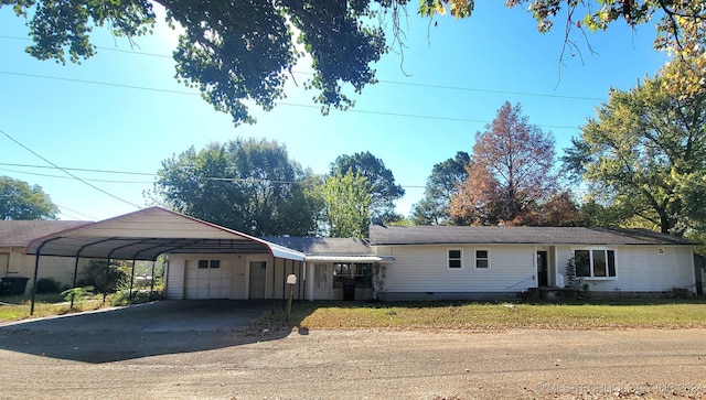 single story home featuring a front lawn