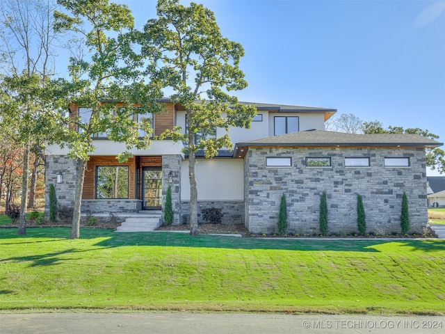 view of front of home featuring a front yard