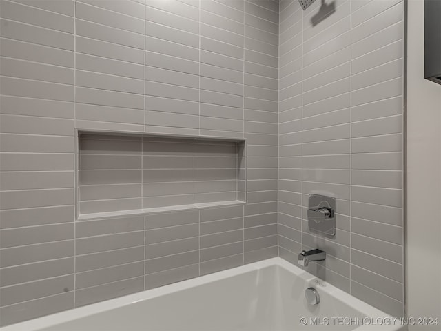 bathroom with tiled shower / bath