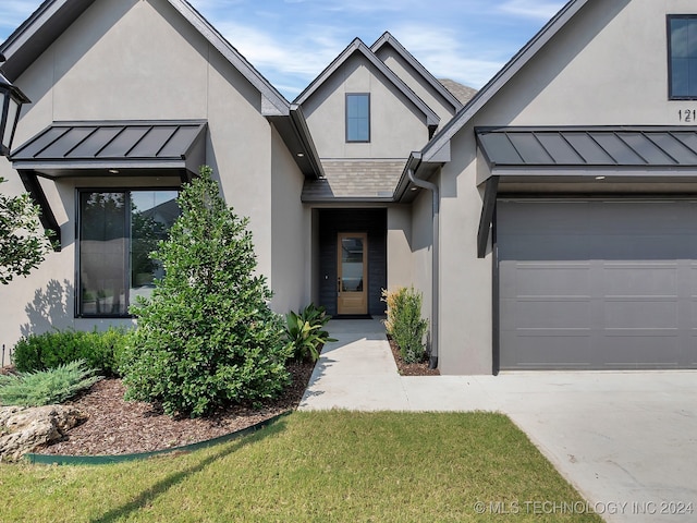 view of front facade with a front yard and a garage