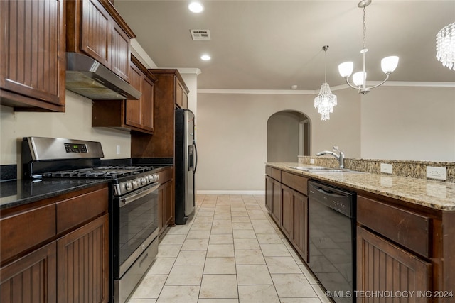 15410 E 87th St, Owasso, OK 74055 - kitchen with appliances with stainless steel finishes, under cabinet range hood, a sink, crown molding, and a chandelier