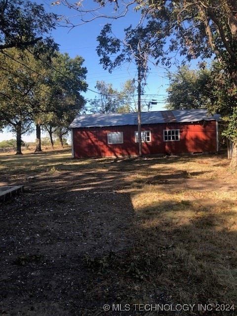 view of front of house with an outdoor structure