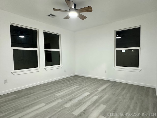 unfurnished room featuring light wood-type flooring and ceiling fan