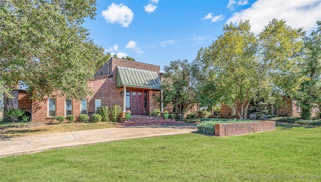 view of front facade with a front lawn