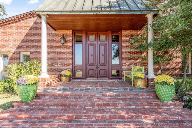 property entrance featuring a porch