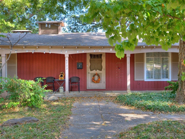 property entrance featuring a porch