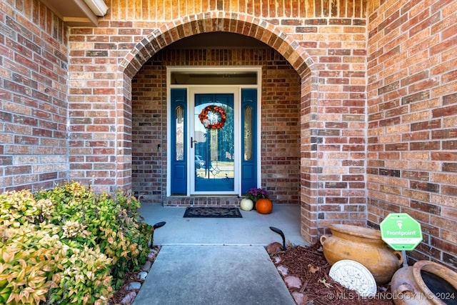 property entrance featuring a porch