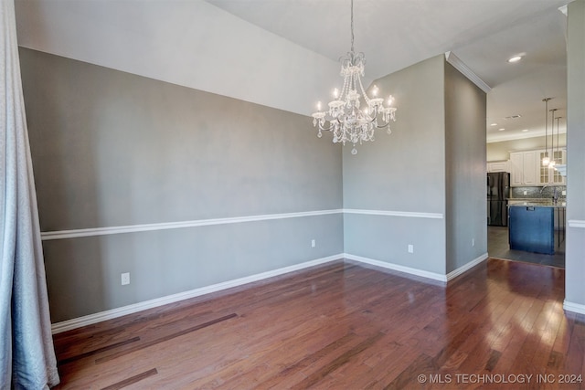 spare room featuring ornamental molding, a notable chandelier, dark hardwood / wood-style floors, and sink