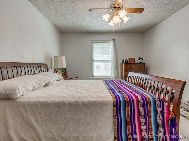 bedroom featuring ceiling fan and a textured ceiling