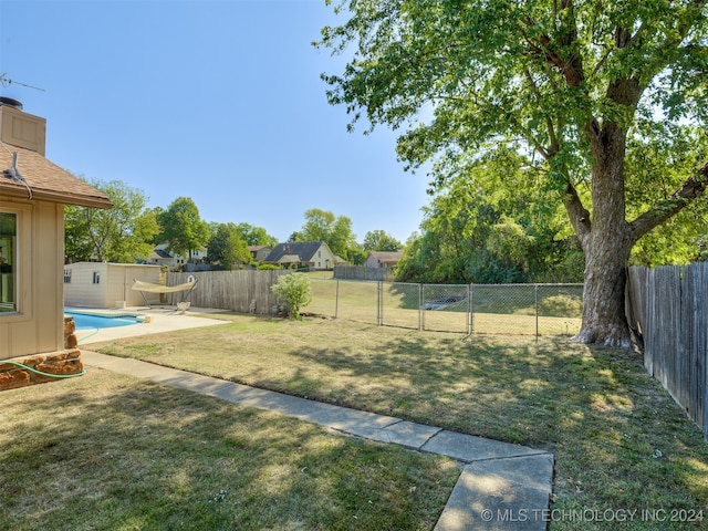 view of yard featuring a fenced in pool