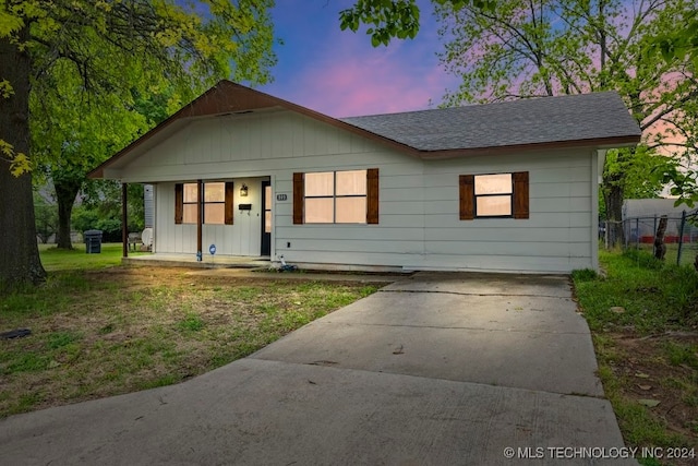 view of front of property featuring a yard