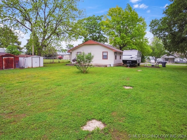 view of yard featuring a storage shed