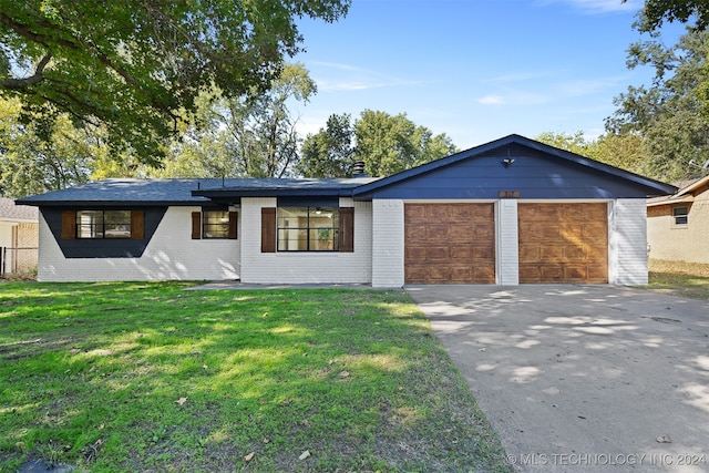 view of front of house featuring a front lawn and a garage